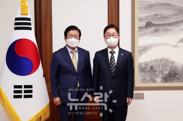 (왼쪽부터) 박병석 국회의장, 박범계 신임 법무부장관. 사진 국회 제공 [뉴스락]