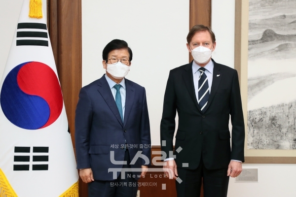 박병석 국회의장(왼쪽)이 필립 터너 주한뉴질랜드 대사의 예방을 받았다. 사진 국회 제공 [뉴스락]
