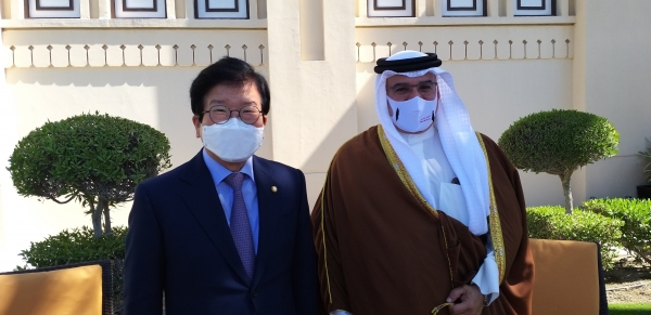 (왼쪽부터) 박병석 국회의장, 살만 바레인 총리 겸 왕세자. 사진 국회 제공 [뉴스락]