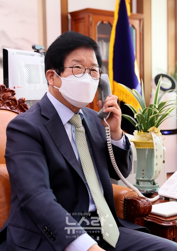 박병석 국회의장이 24일 오전 의장집무실에서 사이프 알-누아아미 주한 UAE 대사와 전화 통화를 하고 있다. 사진 국회 제공 [뉴스락]