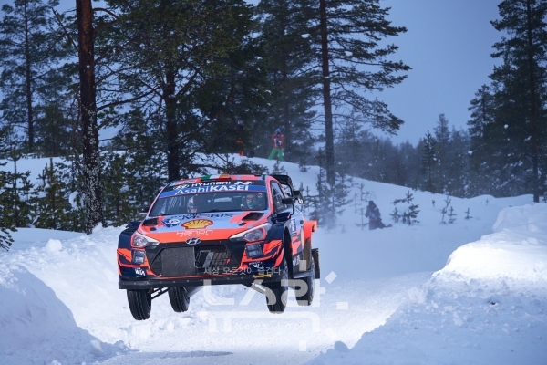 ‘2021 월드랠리챔피언십’ 2차 대회 핀란드 북극 랠리에서 현대자동차 ‘i20 Coupe WRC’ 랠리카가 주행하고 있는 모습. 사진 현대차 제공 [뉴스락]