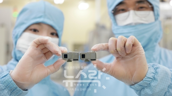 삼성전기 임직원이 폴디드 카메라 모듈을 들고 있는 모습. 사진 삼성전기 제공 [뉴스락]