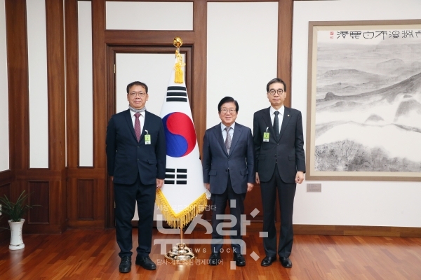 박병석 국회의장(가운데)이 3일 오전 의장집무실에서 이종엽 대한변호사협회장(오른쪽)의 예방을 받았다. 사진 국회 제공 [뉴스락]