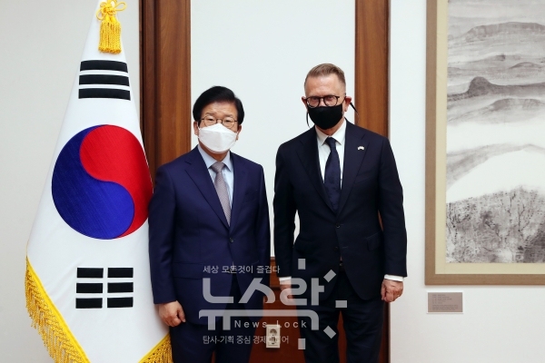 박병석 국회의장(왼쪽)이 9일 오후 의장집무실에서 뻬까 메쪼 주한핀란드대사의 예방을 받았다. 사진 국회 제공 [뉴스락]