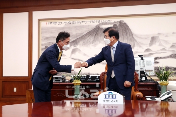 박병석 국회의장(오른쪽)이 4일 오후 의장집무실에서 배진교 정의당 신임 원내대표(왼쪽) 예방을 받았다. 사진 국회 제공 [뉴스락]