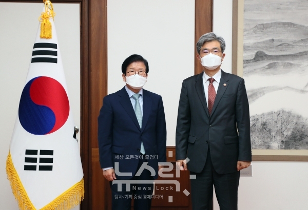 박병석 국회의장(왼쪽)이 17일 오전 의장집무실에서 김상환 신임 법원행정처장(오른쪽)의 예방을 받았다. 사진 국회 제공 [뉴스락]