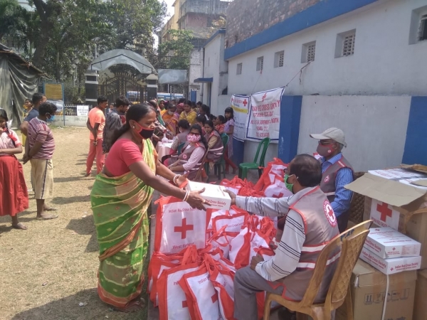 인도적십자사 직원들이 시민들에게 코로나19 긴급구호품을 전달하고 있다. 사진 대한적십자사 제공