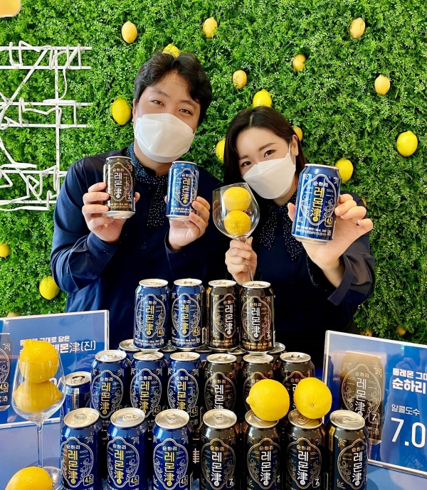 롯데씨티호텔 마포에서 ‘순하리 레몬진’을 홍보하고 있는 모습. 사진 롯데칠성음료 제공 [뉴스락]