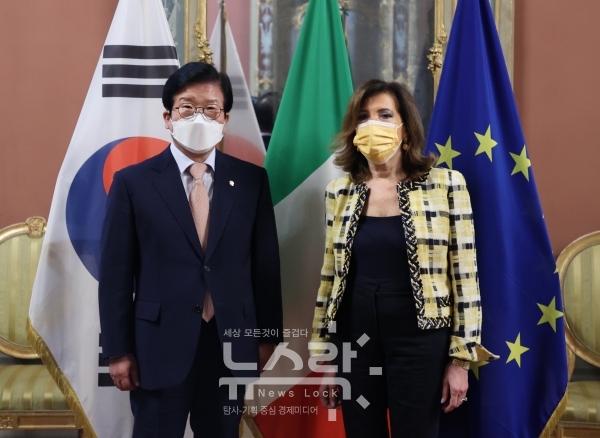 국회는 이탈리아를 공식방문하고 있는 박병석 국회의장(왼쪽)이 지난 8일 오후(현지시간) 이탈리아 상·하원의장과 연쇄회담을 가졌다고 9일 밝혔다. 사진 국회 제공 [뉴스락]