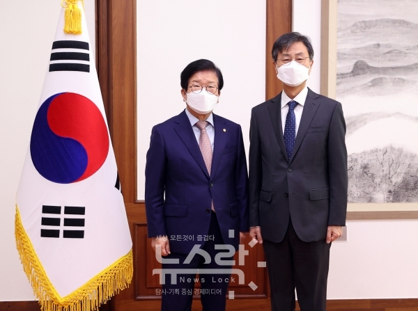 국회는 박병석 국회의장(왼쪽)이 국회 의장집무실에서 최재해 신임 감사원장(오른쪽)의 예방을 받았다고 17일 밝혔다. 사진 국회 제공 [뉴스락]