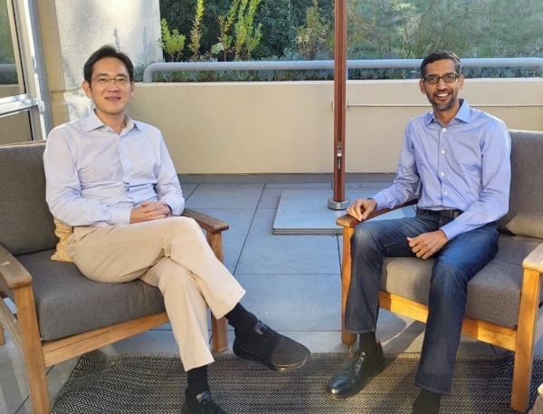 이재용 삼성전자 부회장(왼쪽)이 22일(현지시각) 미국 캘리포니아주 마운틴뷰 구글 본사에서 순다르 피차이 구글 CEO(오른쪽)와 만남을 가졌다. 사진 삼성전자 제공 [뉴스락]