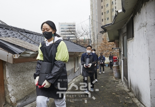 지난 10일, 넥센타이어 임직원들이 서울 동작동 일대 연탄 사용 가구에 연탄을 전달하고 있다. 사진 넥센타이어 제공 [뉴스락]