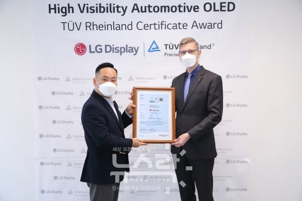 손기환 LG디스플레이 Auto 마케팅/상품기획 상무(왼쪽)가 TUV Korea CEO, Frank Juettner(티유브이 코리아 프랭크 쥬트너 대표)로부터 ‘고시인성(High Visibility)차량용 OLED’ 인증서를 전달받고 있다. 사진 LG디스플레이 제공 [뉴스락]