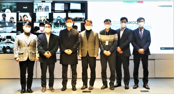 (왼쪽에서 4번째)한국타이어 이수일 대표이사 사장과 프로액티브 어워드 수상자들이 기념사진을 찍고 있다. 한국타이어 제공 [뉴스락]