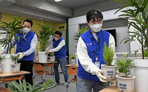 현대모비스 임직원들이 지난 4일 서울 밀알학교를 방문해 교실숲 만들기를 위한 화분을 전달하고 있다. 현대모비스 제공 [뉴스락]