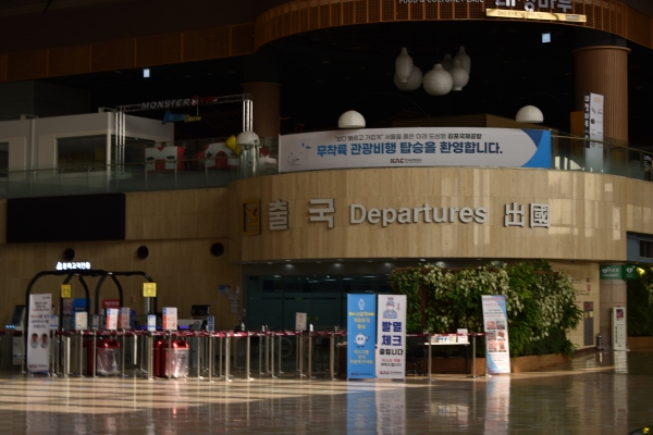 코로나 확산세가 정점으로 치닫던 지난 3월, 김포공항은 썰렁한 모습이다. 사진 최진호 기자 [뉴스락]