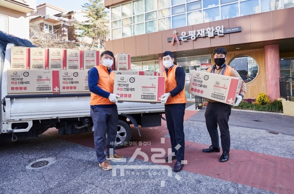지난 8일 오후 한화건설 봉사단이 서울 은평재활원에 방역물품을 전달하는 모습. 사진 한화그룹 제공 [뉴스락]