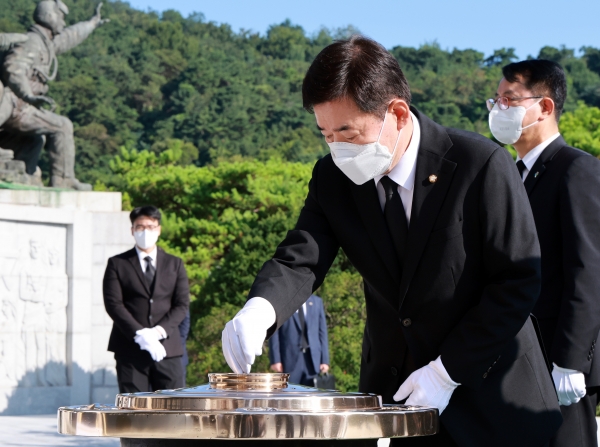 김진표 국회의장 국립서울현충원 참배 모습 / 뉴스락