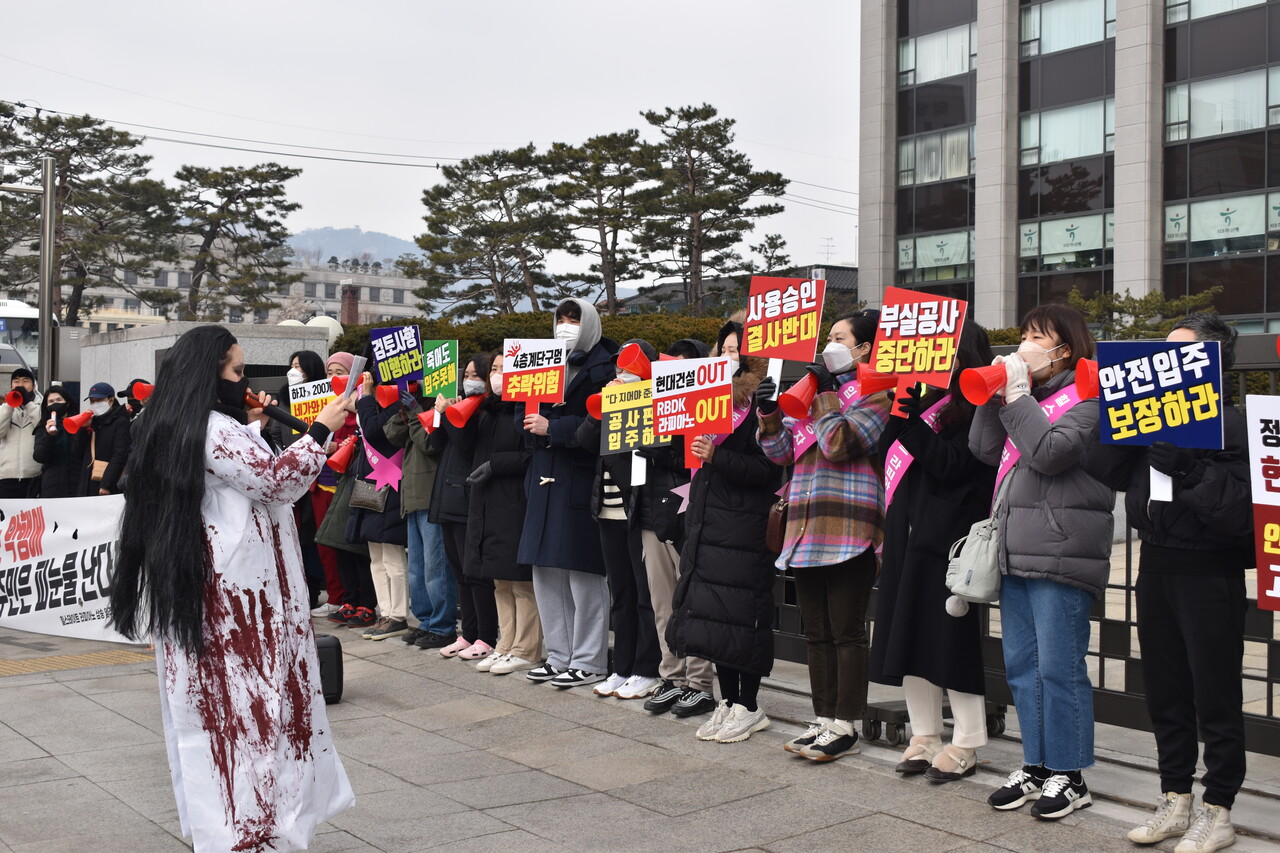 28일 서울 종로구 계동 현대건설 본사 앞에서 힐스테이트 라피아노 삼송 입주예정자들 40여명이 시위를 벌이고 있다. 사진=이윤석 기자 [뉴스락]