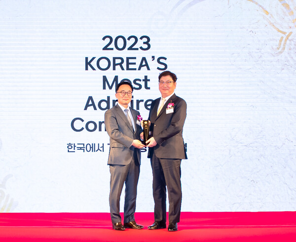 -OIL은 17일 서울 콘래드 호텔에서 열린 ‘2023 한국에서 가장 존경받는 기업’ 시상식에서 5년 연속 All Star 30 및 7년 연속 정유산업부문 1위에 선정됐다.S-OIL 서정규 국내영업본부장 (우측), 한국능률협회컨설팅(KMAC) 한수희 대표이사 사장