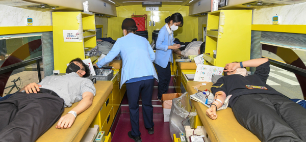 현대삼호중공업 임직원들이 지난 17일 회사 야드 내에 마련된 헌혈 버스에서 헌혈하고 있다. 사진=HD현대 제공 [뉴스락]