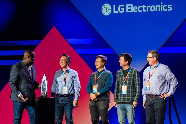 LG전자 VS사업본부장 은석현 부사장(왼쪽에서 두 번째)이 최근 GM이 주최한 ‘제 31회 올해의 공급사 시상식’에서 ‘인포테인먼트 및 텔레매틱스 분야 최우수 공급사’로 선정돼 기념패를 수상하고 있다.  LG전자 제공 [뉴스락]
