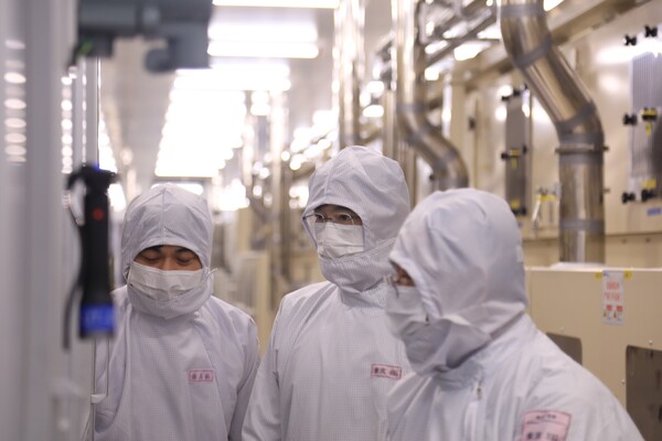 이재용 삼성전자 회장이 24일 중국 텐진에 위치한 삼성전기 사업장을 방문해 MLCC 생산 공장을 점검하는 모습. 삼성전자 제공 [뉴스락]
