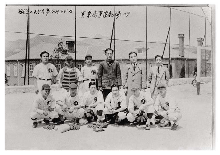 박승직상점은 직원 복리후생에도 신경 써 당시로서는 획기적으로 회사 야구부를 창설해 운영하기도 했다. 사진은 1941년 촬영한 박승직상점 야구부 단체사진.