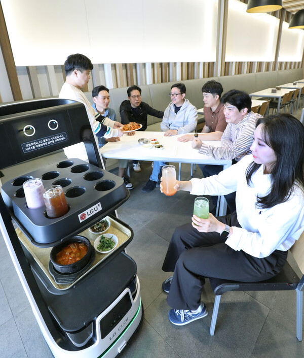 LG유플러스는 신형 서빙로봇 ‘LG 클로이 서브봇(LG CLOi ServeBot)’을 활용해 새로워진  서비스를 출시한다고 25일 밝혔다. 사진은 식당에서 신형 클로이 서브봇이 음식을 서빙하고 있는 모습. LG유플러스 제공 [뉴스락]