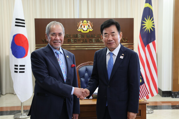 김진표 국회의장은 말레이시아 의회를 방문해 상·하원의장을 잇달아 만났다. 국회 제공 [뉴스락]
