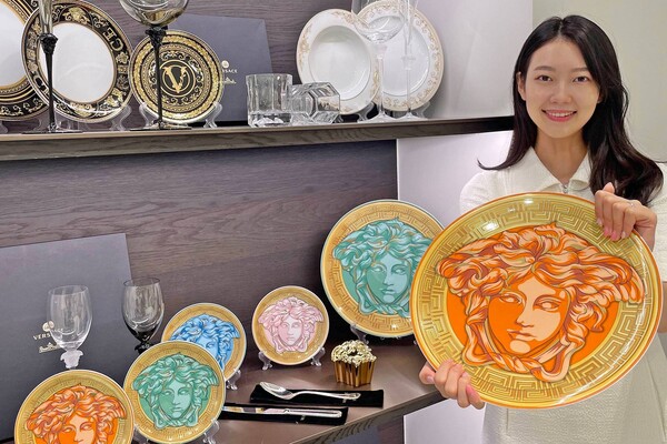 서울 갤러리아명품관에서 모델이 이탈리아 명품 브랜드 ‘베르사체’ 접시를 소개하는 모습
