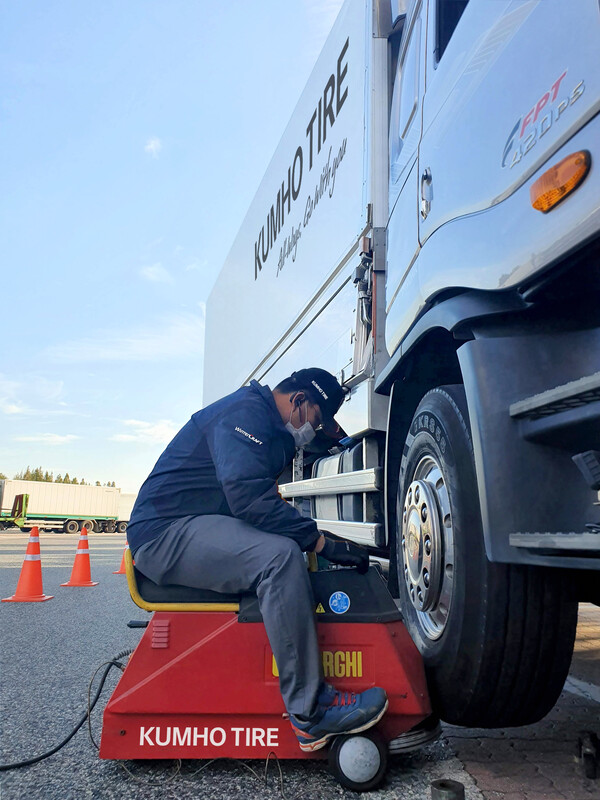 금호타이어는 오는 12일부터 이틀간 전국 주요 고속도로 휴게소에서 대형 트럭 및 버스를 대상으로 타이어 무상점검 서비스 및 안전운행 캠페인을 실시한다. 금호타이어 제공 [뉴스락]