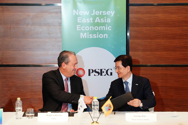 김선규 호반그룹 회장(오른쪽), 랄프 라로사 PSEG CEO(왼쪽). 사진 대한전선 제공 [뉴스락]