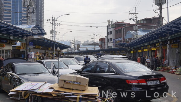 청량리청과물시장과 청량리종합시장 사이에 있는 공영주차장의 모습. 사진=심우민 기자 [뉴스락]