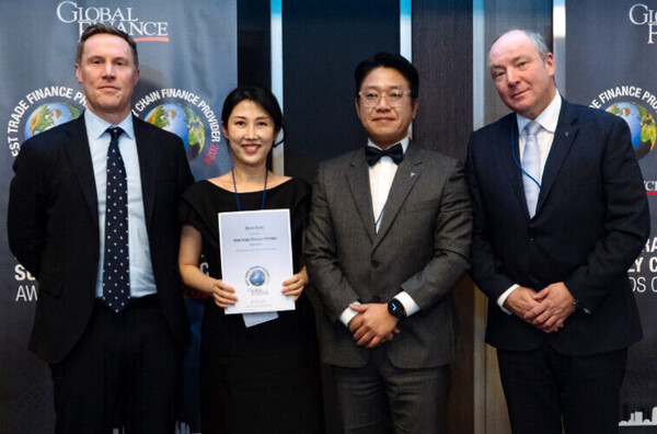 하나은행은 지난 17일(현지 시각) 글로벌 금융·경제 전문지 '글로벌파이낸스'가 선정하는 '2024 대한민국 최우수 무역금융 은행상(Best Trade Finance Provider in Korea 2024)'을 수상했다. 사진 하나은행 제공 [뉴스락]