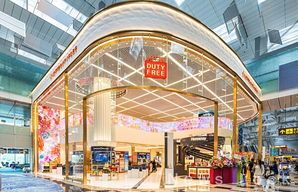 지난 19일 롯데면세점이 싱가포르 창이공항점 그랜드 오픈식을 진행했다. 사진은 롯데면세점 창이공항점의 듀플렉스 매장.