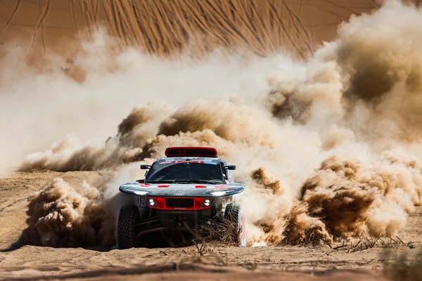 아우디는 사상 최초로 전기 구동장치 아우디 RS Q e-트론으로 세계에서 가장 혹독한 사막 랠리인 다카르 랠리에서 우승을 거두었다