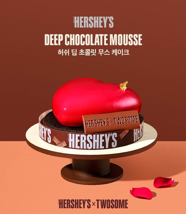 투썸플레이스는 발렌타인데이와 화이트데이를 앞두고 글로벌 초콜릿 브랜드 '허쉬'와 협업해 연인들의 달콤한 기념일을 위한 초콜릿 디저트 3종을 출시한다. 투썸플레이스 제공 [뉴스락]