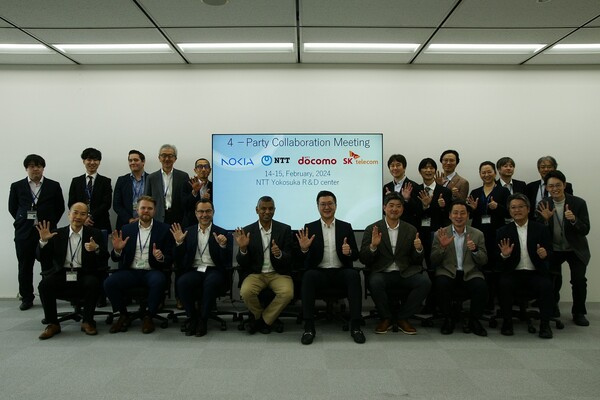 4개사 기술 관계자들이 지난 15일 일본 요코스카시 NTT R&D센터에서 진행된 기술 협력 회의에 참석한 모습. SK텔레콤 제공 [뉴스락]