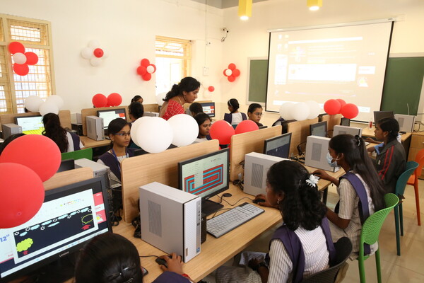 세라젬은 인도 IT 클러스터 밀집지역인 벵갈루루에 교육여건 개선사업 '드림스쿨'의 12번째 프로젝트를 완료했다. 세라젬 제공 [뉴스락]