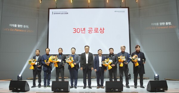 한국타이어앤테크놀로지(이하 한국타이어)가 지난 2월 21일부터 22일까지 양일간 대전광역시 유성구에 위치한 하이테크 중앙연구소 ‘한국테크노돔’에서 ‘미래를 향한 동행, Let’s Go Forward 2024’라는 주제로 2024년 한국사업본부 신년 간담회를 진행했다. 사진 한국타이어앤테크놀로지 [뉴스락]