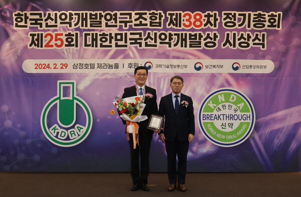 온코닉테라퓨틱스는 지난 29일 한국신약개발연구조합이 주최하는 제25회 대한민국신약개발상 시상식에서 기술수출부문 기술수출상을 수상했다. 온코닉테라퓨틱스 제공 [뉴스락]