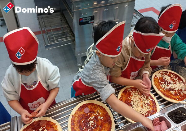 도미노피자는 개학 시즌을 맞아 나만의 피자를 만들 수 있는 3월의 무료 쿠킹 클래스인 '다 함께 피자교실'을 진행중에 있다. 도미노피자 제공 [뉴스락]