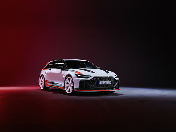 아우디는 RS 6 아반트 라인업 최상급 모델의 스페셜 에디션으로 ‘더 뉴 아우디 RS 6 아반트 GT’를 공개했다. 아우디 제공 [뉴스락]