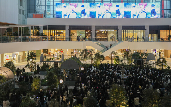 현대백화점 더현대 서울에서 한 달간 순차적으로 진행한 버추얼 아이돌 세 팀의 팝업스토어를 다녀간 고객이 10만명을 기록했다. 현대백화점 제공 [뉴스락]