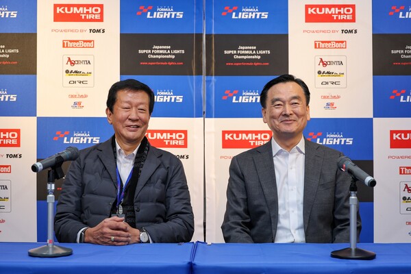 금호타이어가 2024 시즌부터 일본 대표 F3 레이스 ‘전일본 슈퍼 포뮬러 라이츠 선수권에 타이어를 독점 공급하며 후지 스피드웨이에서 후원 조인식을 실시했다. 금호타이어 제공 [뉴스락]