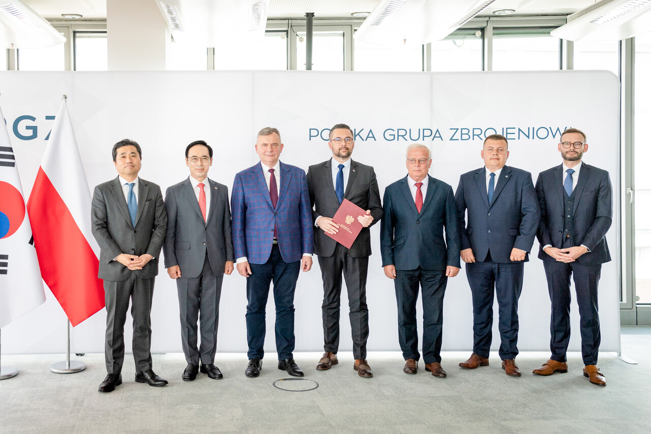 (왼쪽부터) 임훈민 주폴란드 대한민국 대사관 대사, 이용배 현대로템 대표이사 사장, 파베우 베이다 폴란드 국방차관, 마르친 쿨라섹 폴란드 국유재산부 차관, 크리스토프 트로피니악 PGZ 회장. 현대로템 제공 [뉴스락]