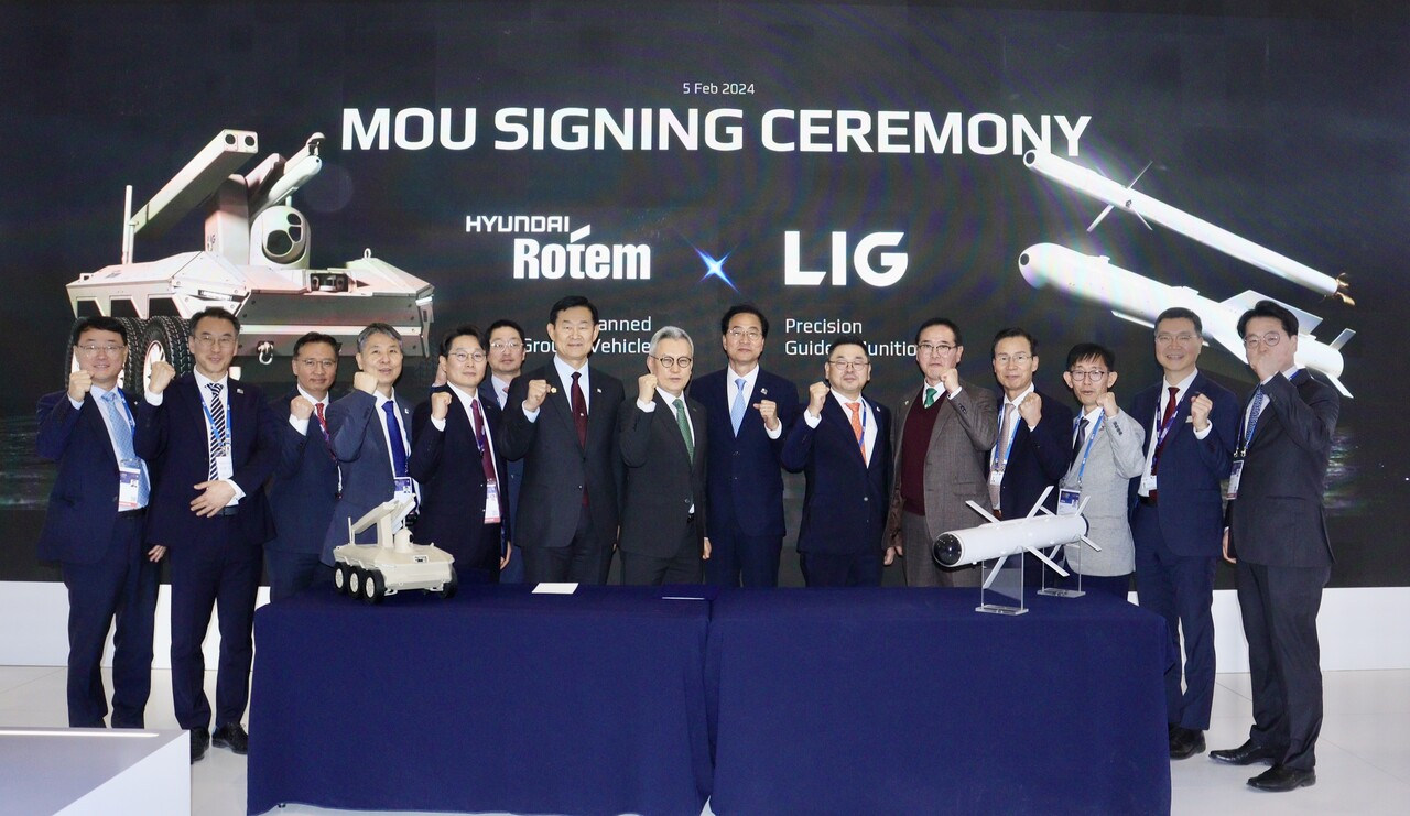 2024사우디 국제방산전시회(WDS)에서 현대로템 이정엽(왼쪽에서 여덟번째) 디펜스솔루션사업부장(전무)과 LIG넥스원 이현수(왼쪽에서 아홉번째) 해외사업부문장(부사장) 등 관계자들이 MOU 체결 후 기념촬영을 하고 있다. 현대로템 제공 [뉴스락]