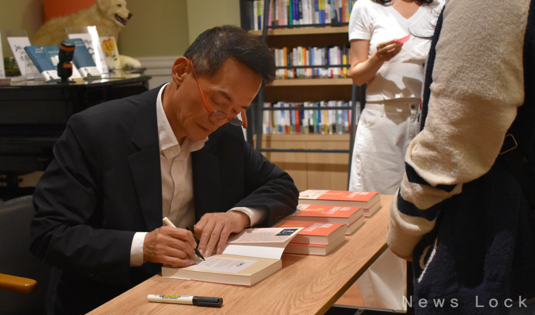 임재택 한양증권 대표가 자신이 집필한 ‘성공, 꿈꾸지 말고 훔쳐라’에 사인을 진행하고 있다. 사진= 황민영 기자 [뉴스락]