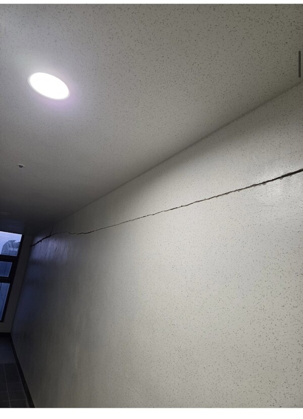 올림픽파크포레온 3단지 34층 복도 벽면에서 가로로 긴 형태의 균열을 목격했다는 내용의 글이 게시되면서 논란이 확산됐다. 사진=소셜미디어 [뉴스락]